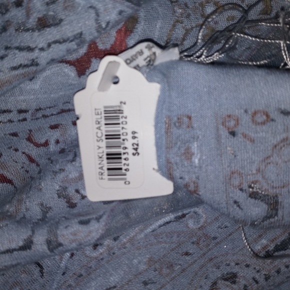 beautifully designed shawl light material - Picture 2 of 4